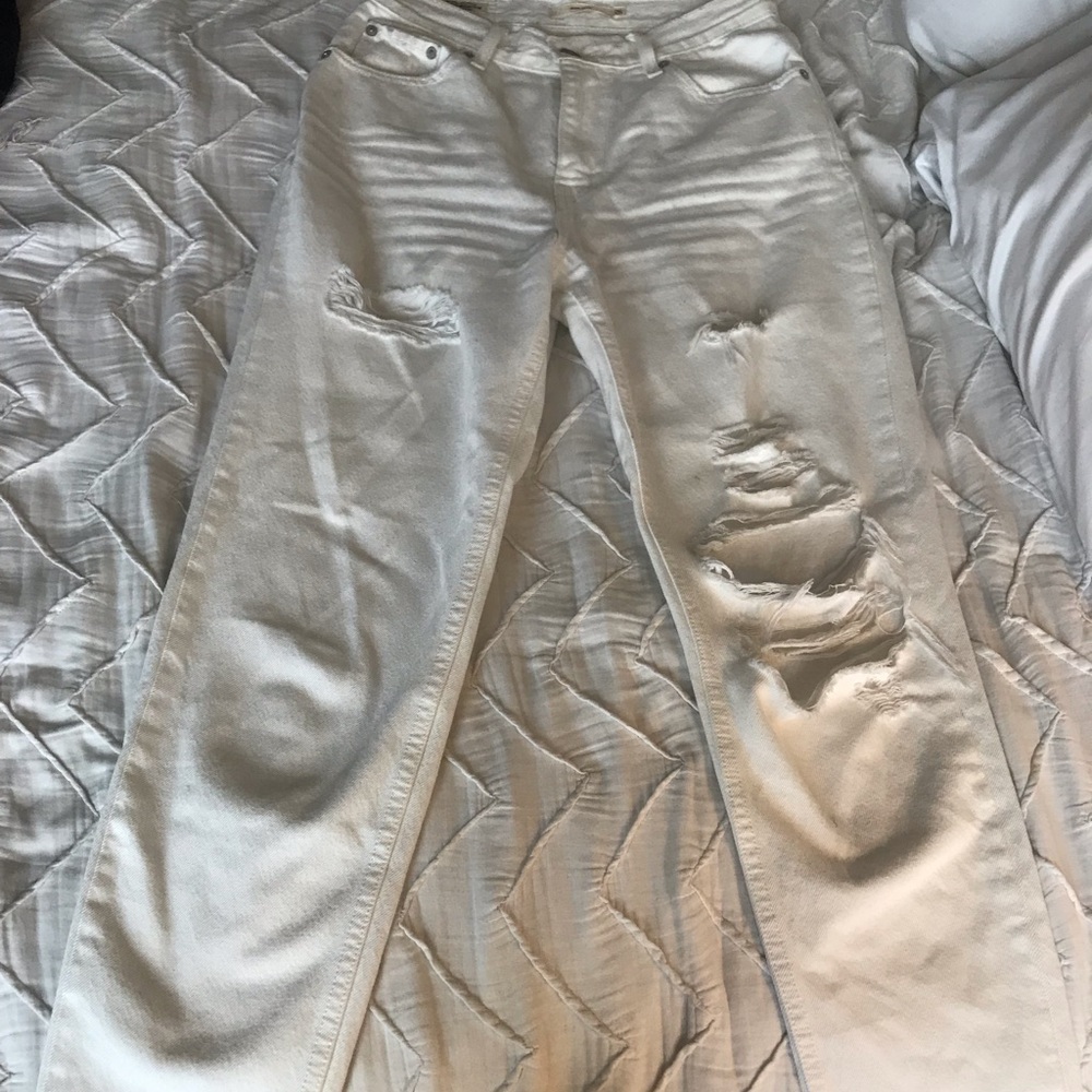 White Levi’s Mom Jean